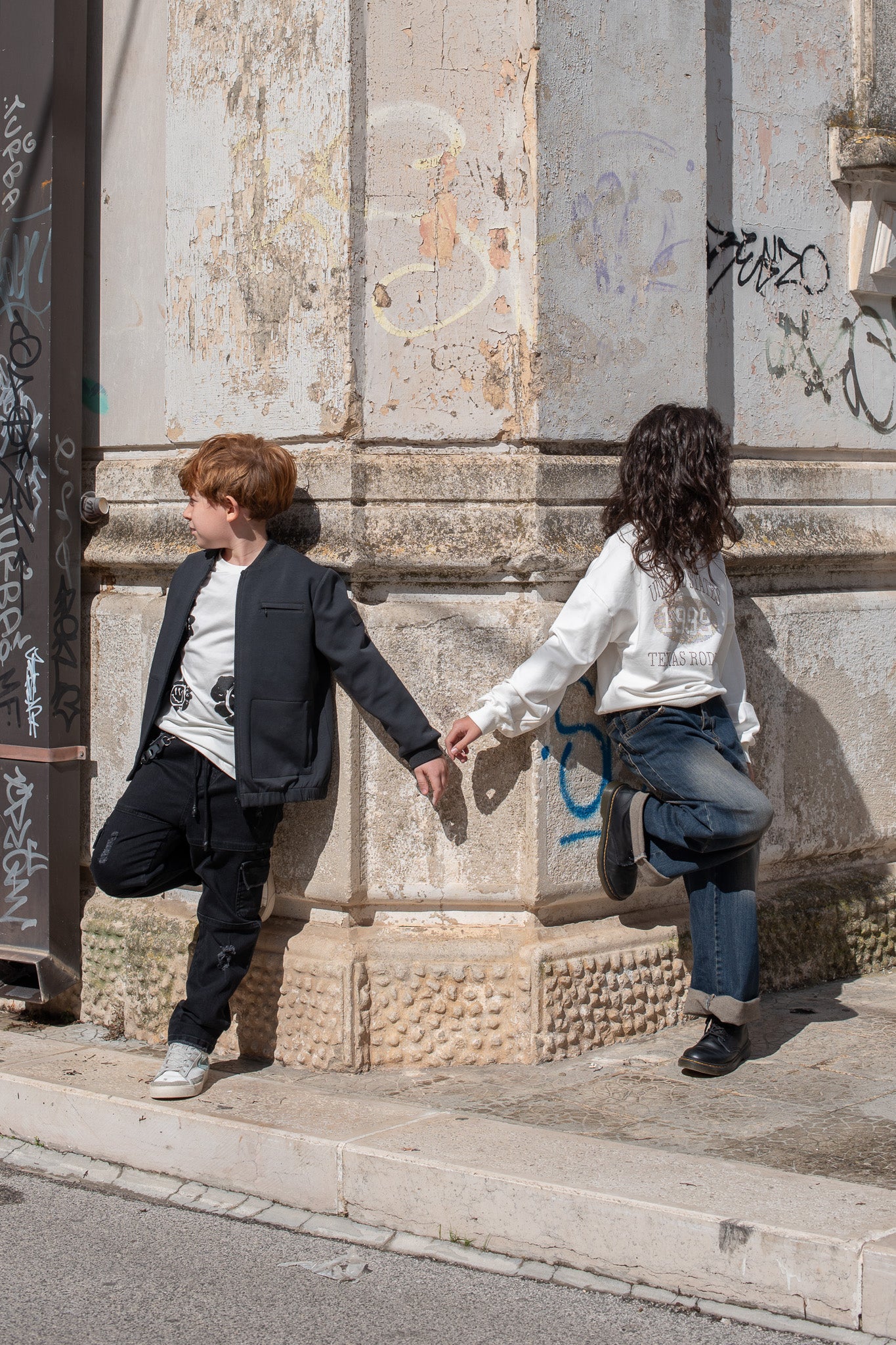 completo felpa bianca e jeans