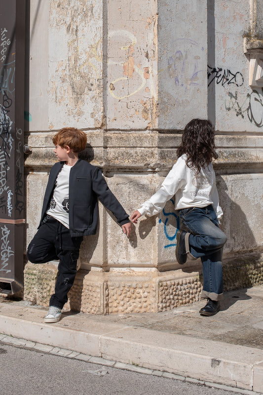 completo felpa bianca e jeans